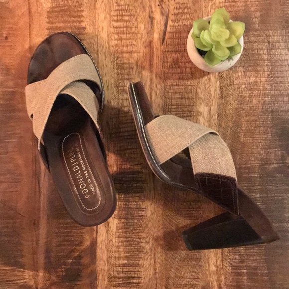 Donald J. Pliner Shoes - 💚 2/$30! 💚 Donald J Pliner Femy Mules - Size 8